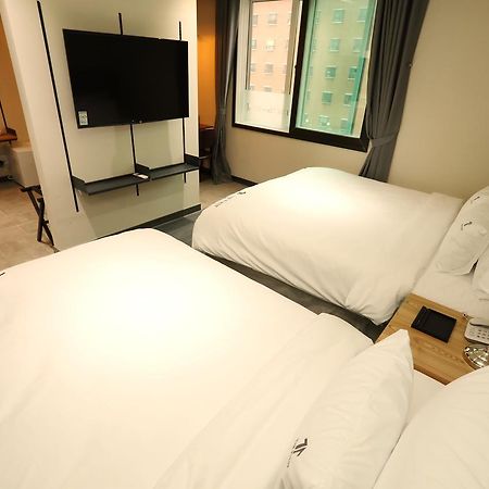 The First Hotel Changwon Buitenkant foto