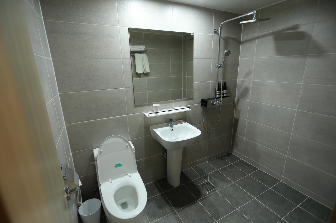The First Hotel Changwon Buitenkant foto