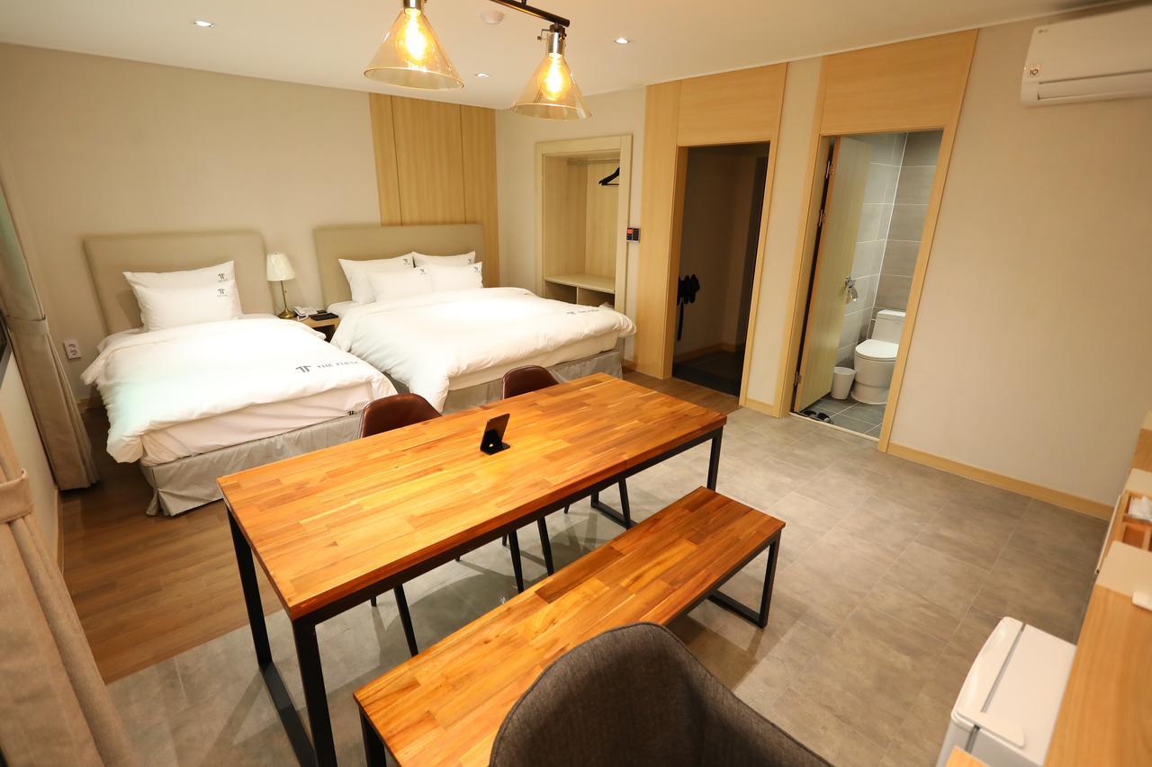 The First Hotel Changwon Buitenkant foto
