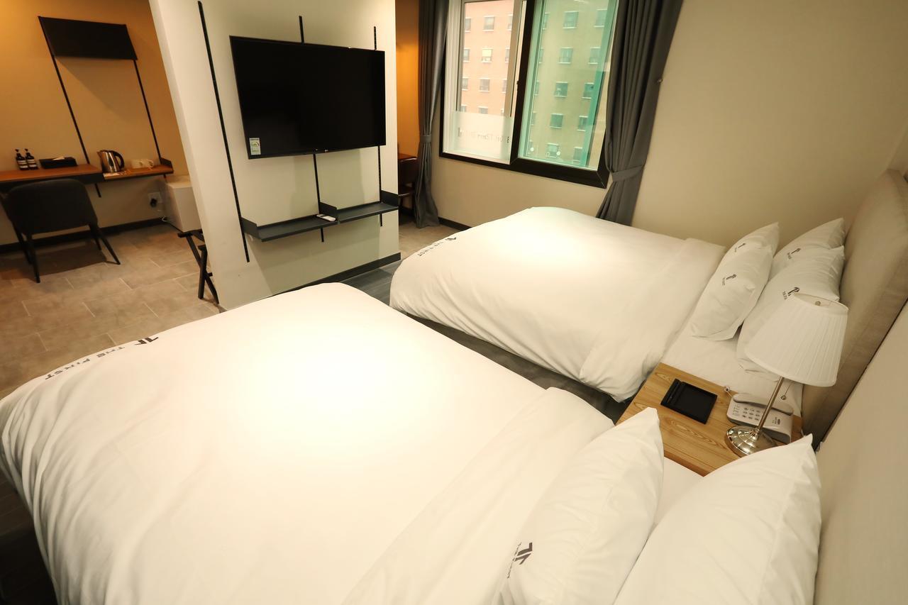 The First Hotel Changwon Buitenkant foto