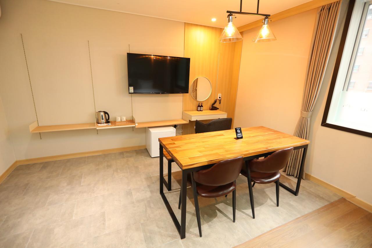 The First Hotel Changwon Buitenkant foto