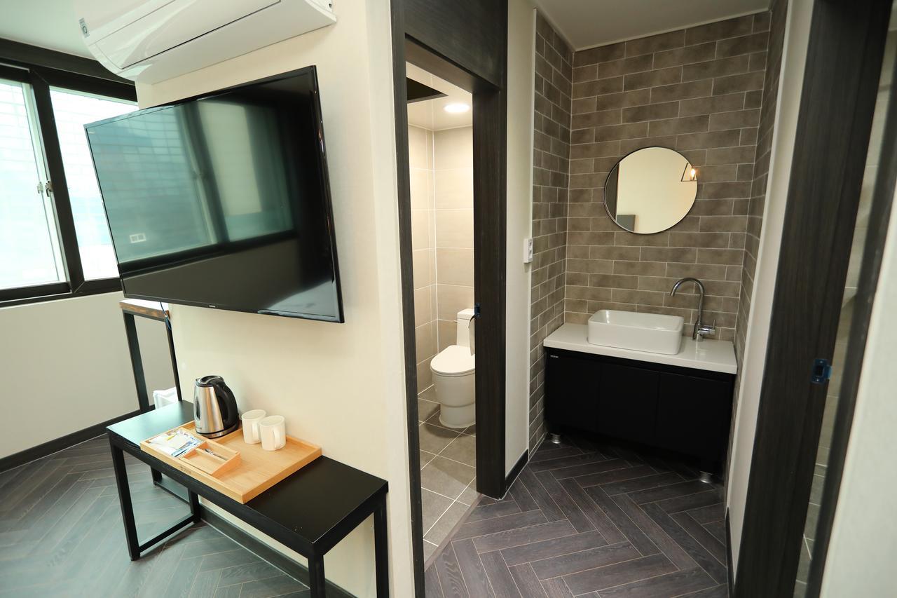 The First Hotel Changwon Buitenkant foto