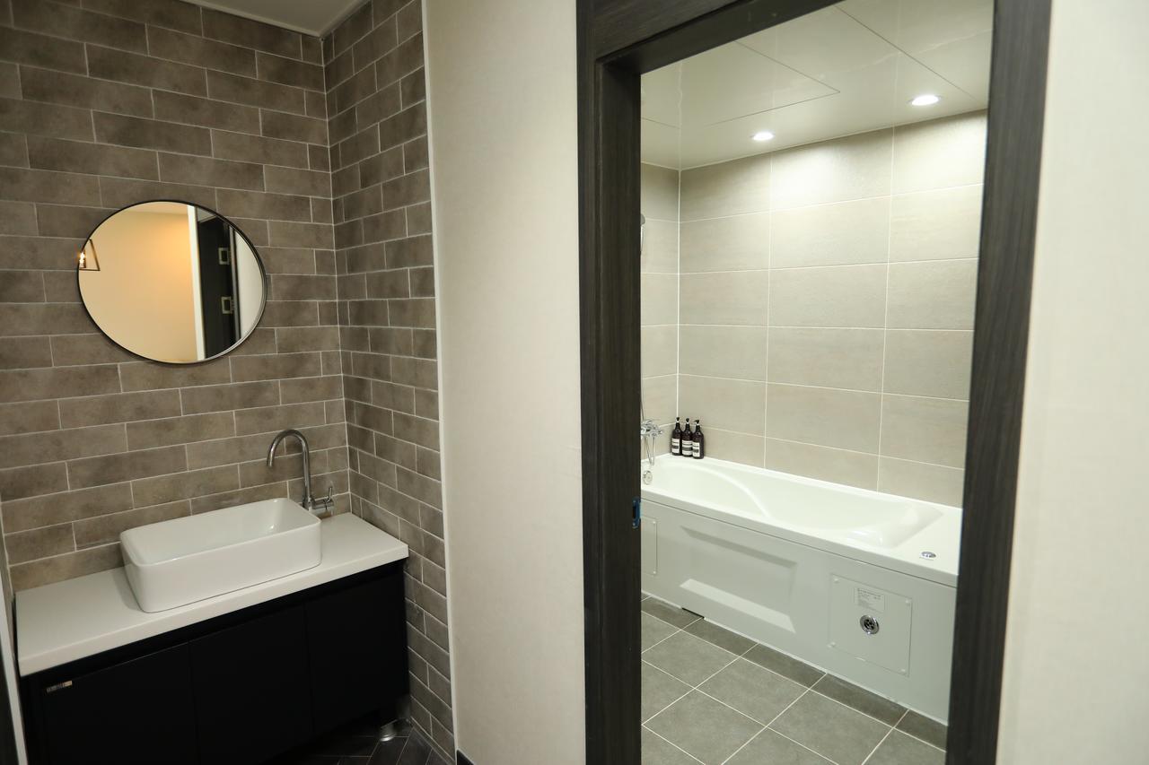 The First Hotel Changwon Buitenkant foto