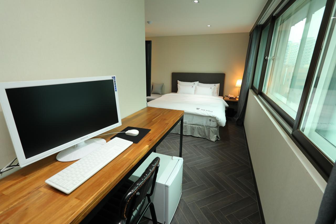 The First Hotel Changwon Buitenkant foto