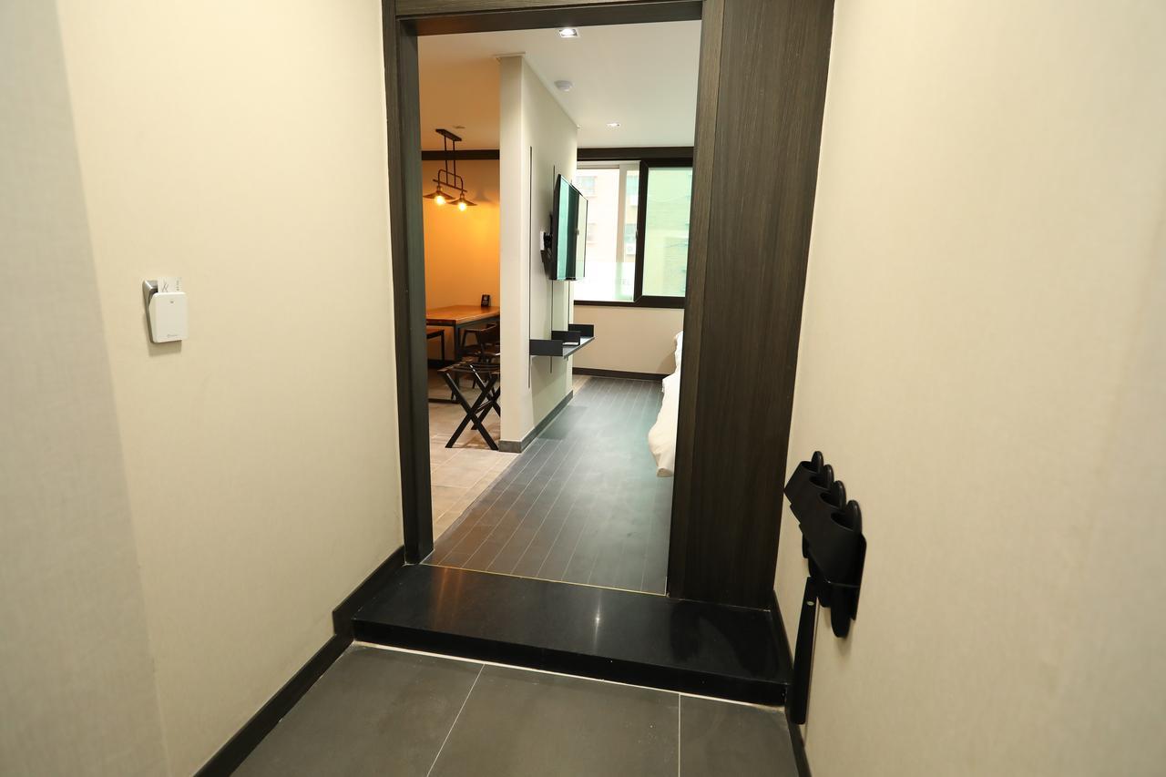 The First Hotel Changwon Buitenkant foto