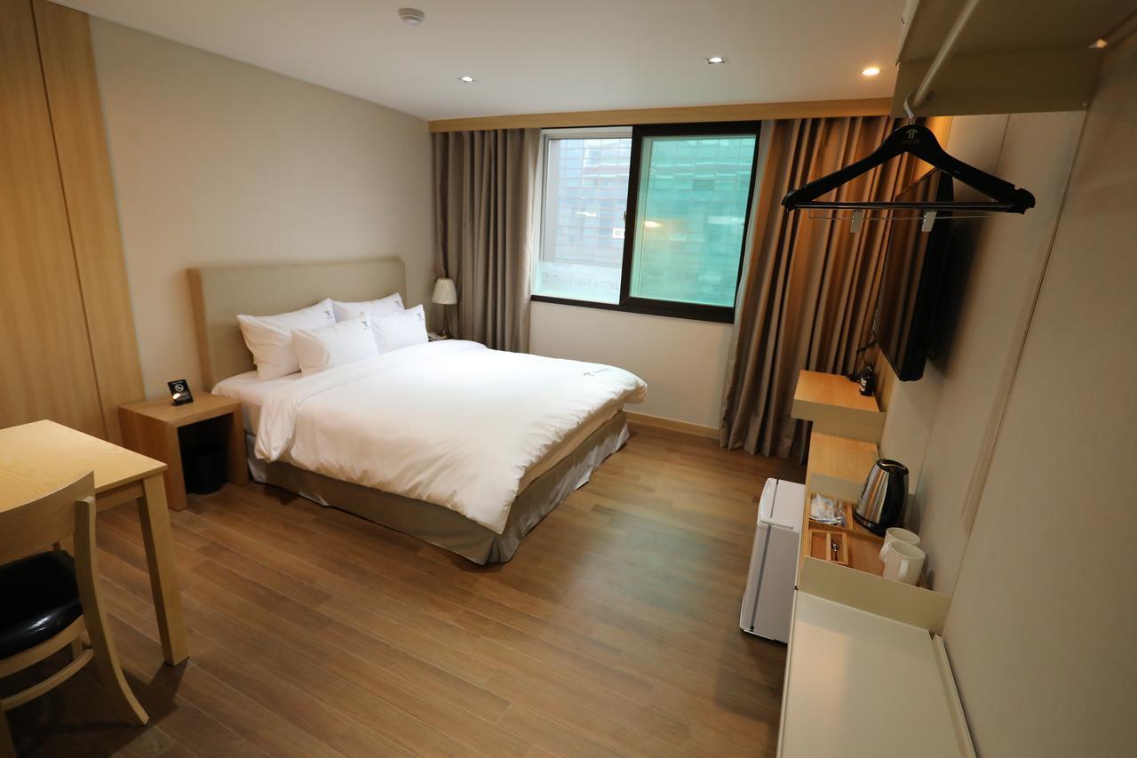 The First Hotel Changwon Buitenkant foto