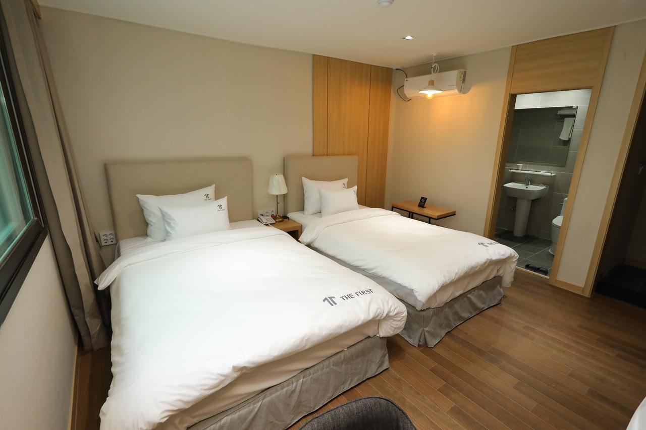 The First Hotel Changwon Buitenkant foto