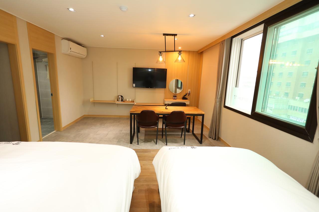 The First Hotel Changwon Buitenkant foto