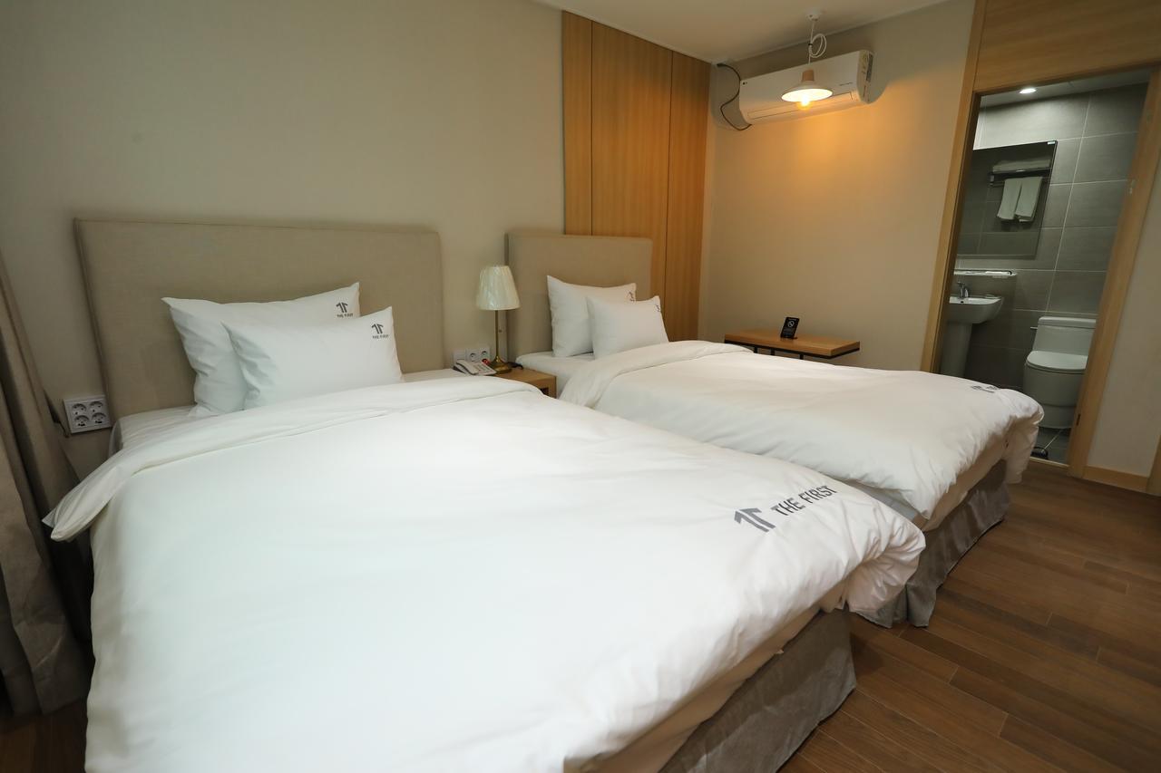The First Hotel Changwon Buitenkant foto