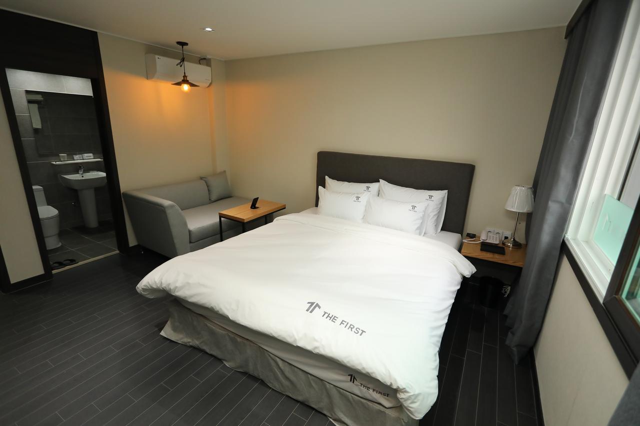The First Hotel Changwon Buitenkant foto