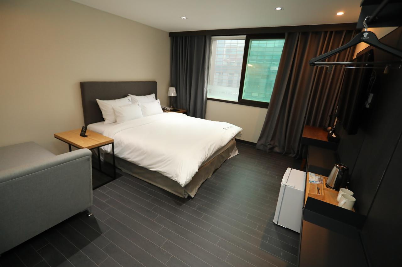 The First Hotel Changwon Buitenkant foto