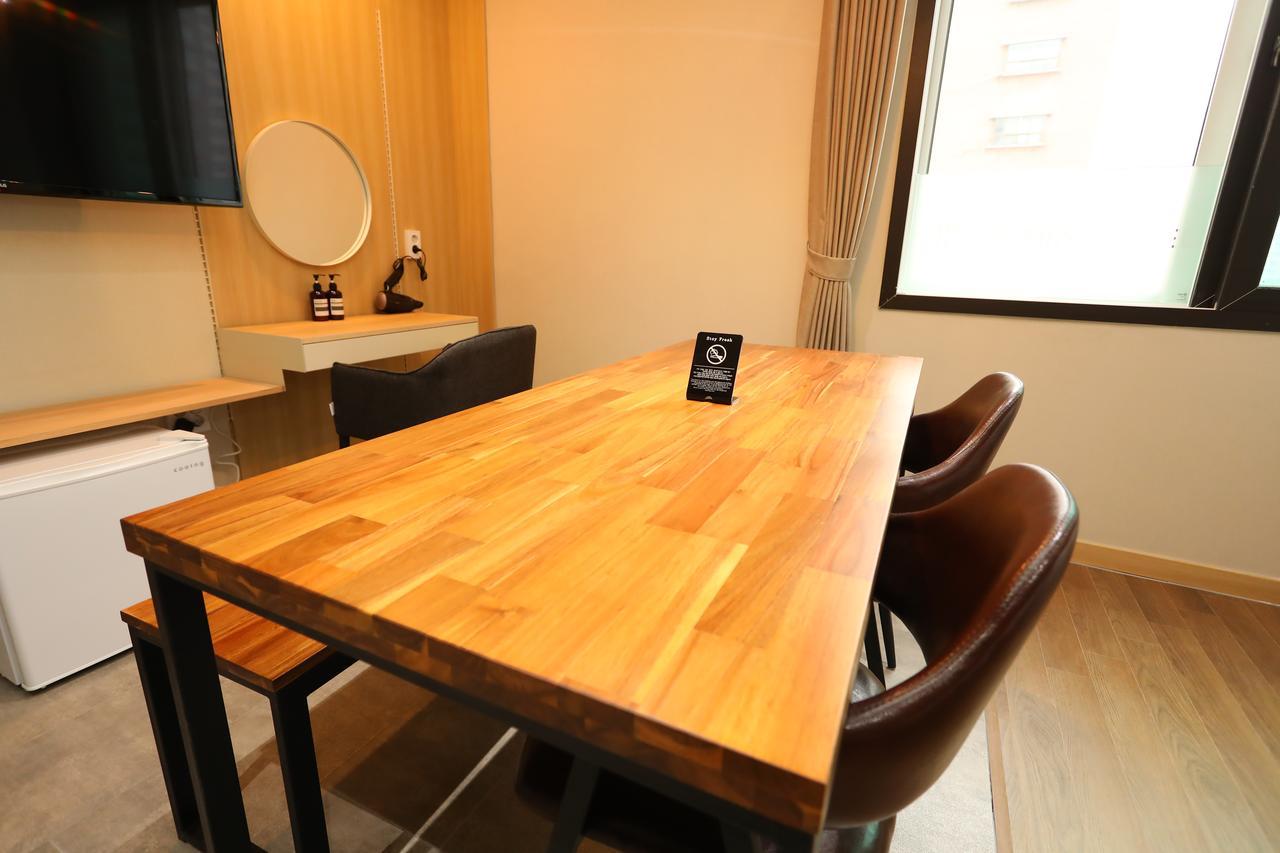 The First Hotel Changwon Buitenkant foto