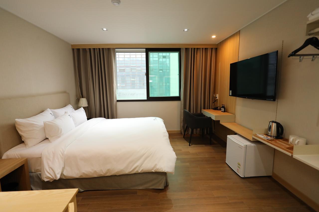 The First Hotel Changwon Buitenkant foto