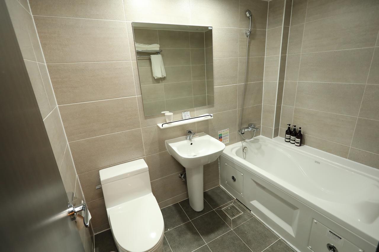 The First Hotel Changwon Buitenkant foto