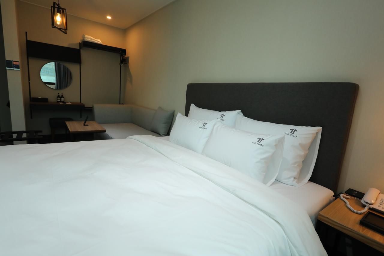 The First Hotel Changwon Buitenkant foto
