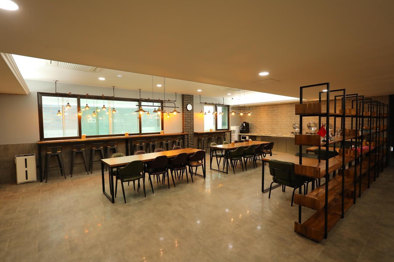 The First Hotel Changwon Buitenkant foto