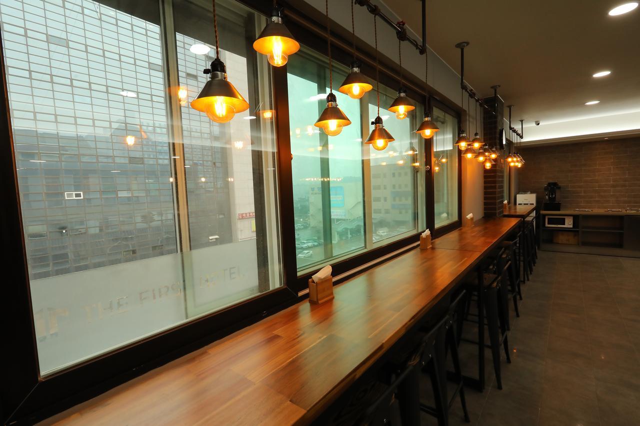 The First Hotel Changwon Buitenkant foto