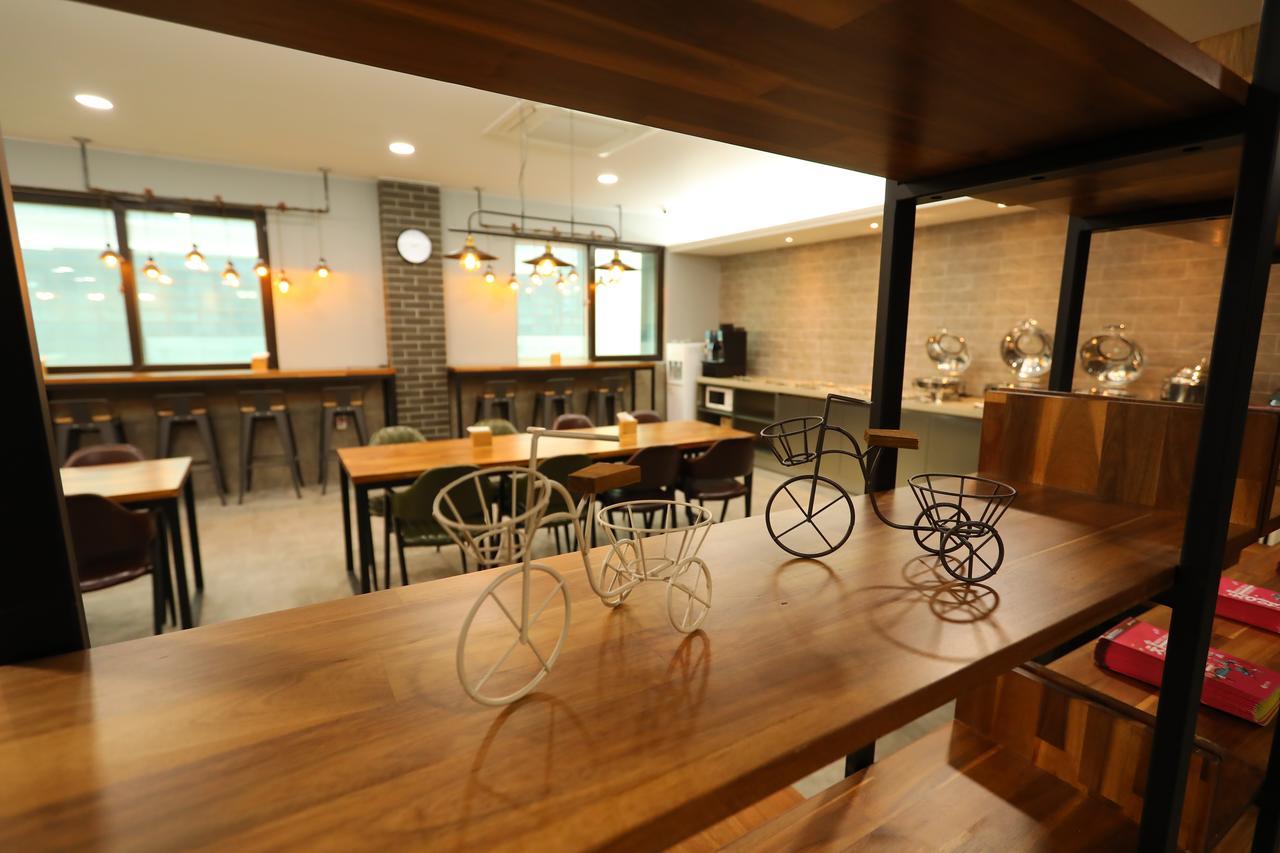 The First Hotel Changwon Buitenkant foto